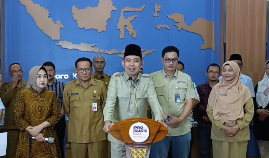 Konferensi pers 'Pro Gus'e 100' di kantor Dispendukcapil Jember, Selasa (6/5/2025). (Foto: Zainul Hasan)
