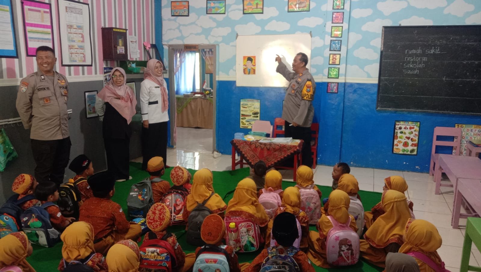 Sosialisasi “Polisi Sahabat Anak” di TK Theo Broma, Rabu (7/5/2025). (Foto: Istimewa)