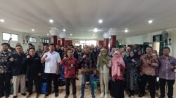 PWI Jember dan puluhan peserta pelatihan jurnalistik foto bersama, Kamis (8/5/2025). (Foto: Zainul Hasan)