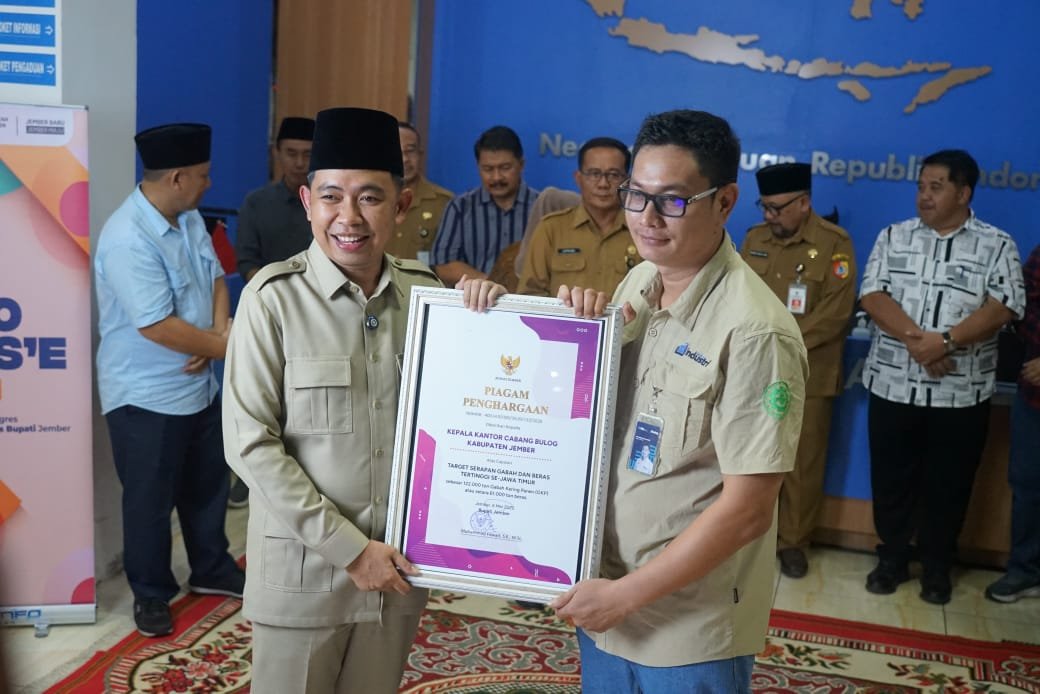 Bupati Fawait memberikan piagam penghargaan kepada Kepala Perum Bulog Jember, Selasa (6/5/2025) malam. (Foto: Istimewa)
