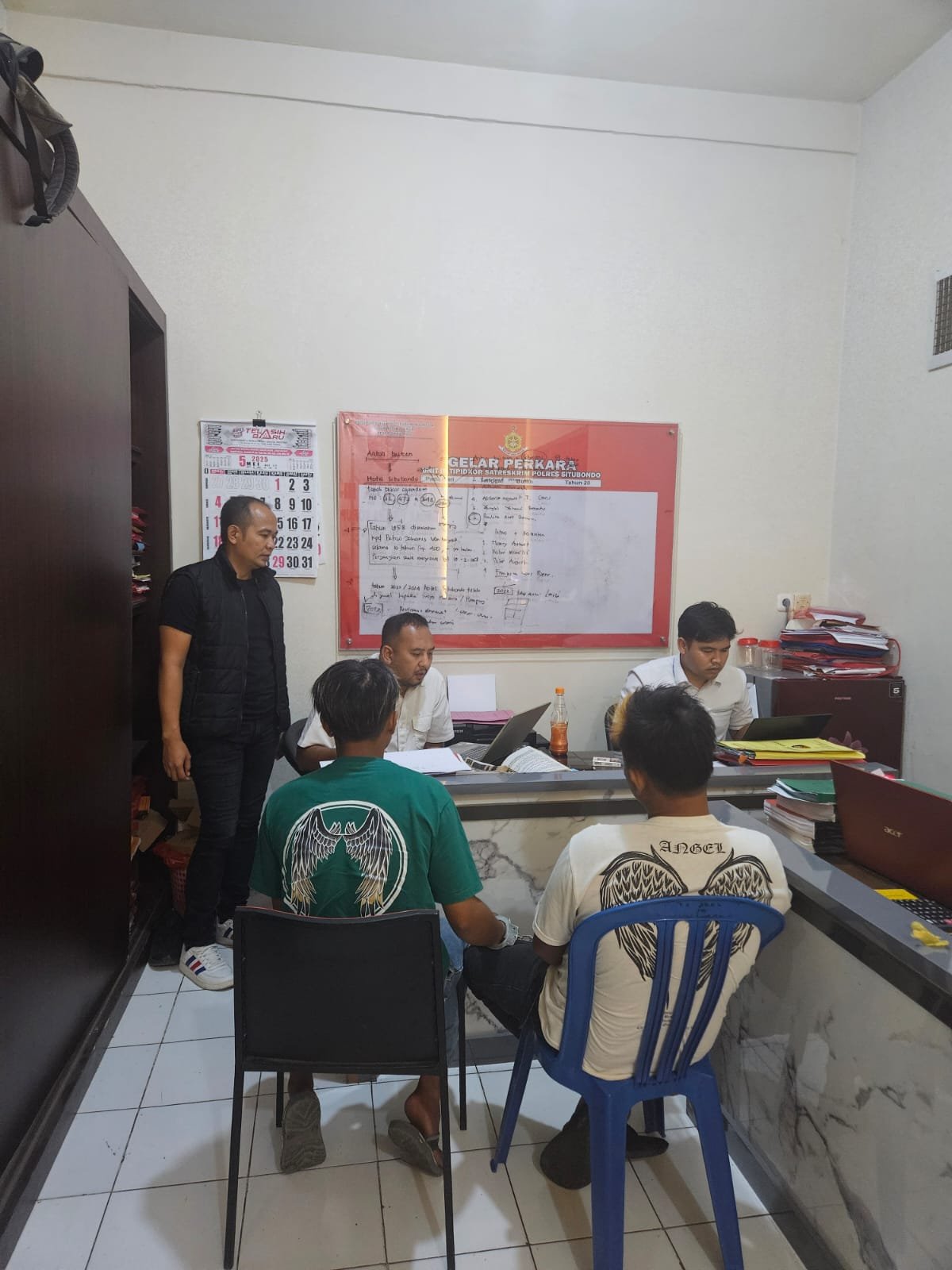 Dua tersangka kasus pengeroyokan di Banyuputih, Situbondo, diperiksa Polisi. (Foto: Istimewa)