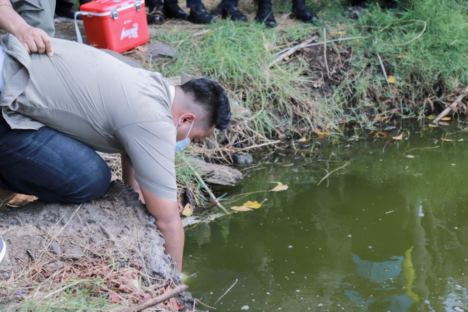 Petugas mengambil sampel air untuk di uji Lab, Kamis (8/5/2025). (Foto: Diskominfo Jember)