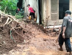 Tebing Longsor di Sumbermalang Situbondo, Satu Rumah Warga Terdampak
