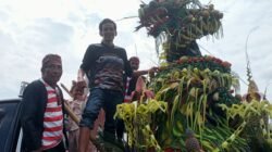 Kepala Desa Lampeji dan warga bersiap mengarak gunungan keliling kampung, Minggu (11/5/2025). (Foto: Istimewa)