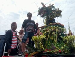 Parade Hasil Bumi Warnai Selametan Desa Lampeji Jember, Warga Arak Gunungan Keliling Kampung