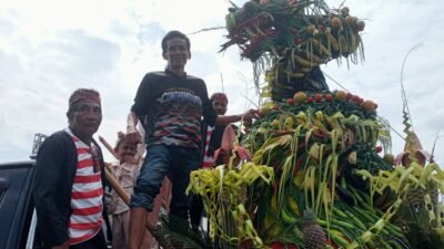Parade Hasil Bumi Warnai Selametan Desa Lampeji Jember, Warga Arak Gunungan Keliling Kampung