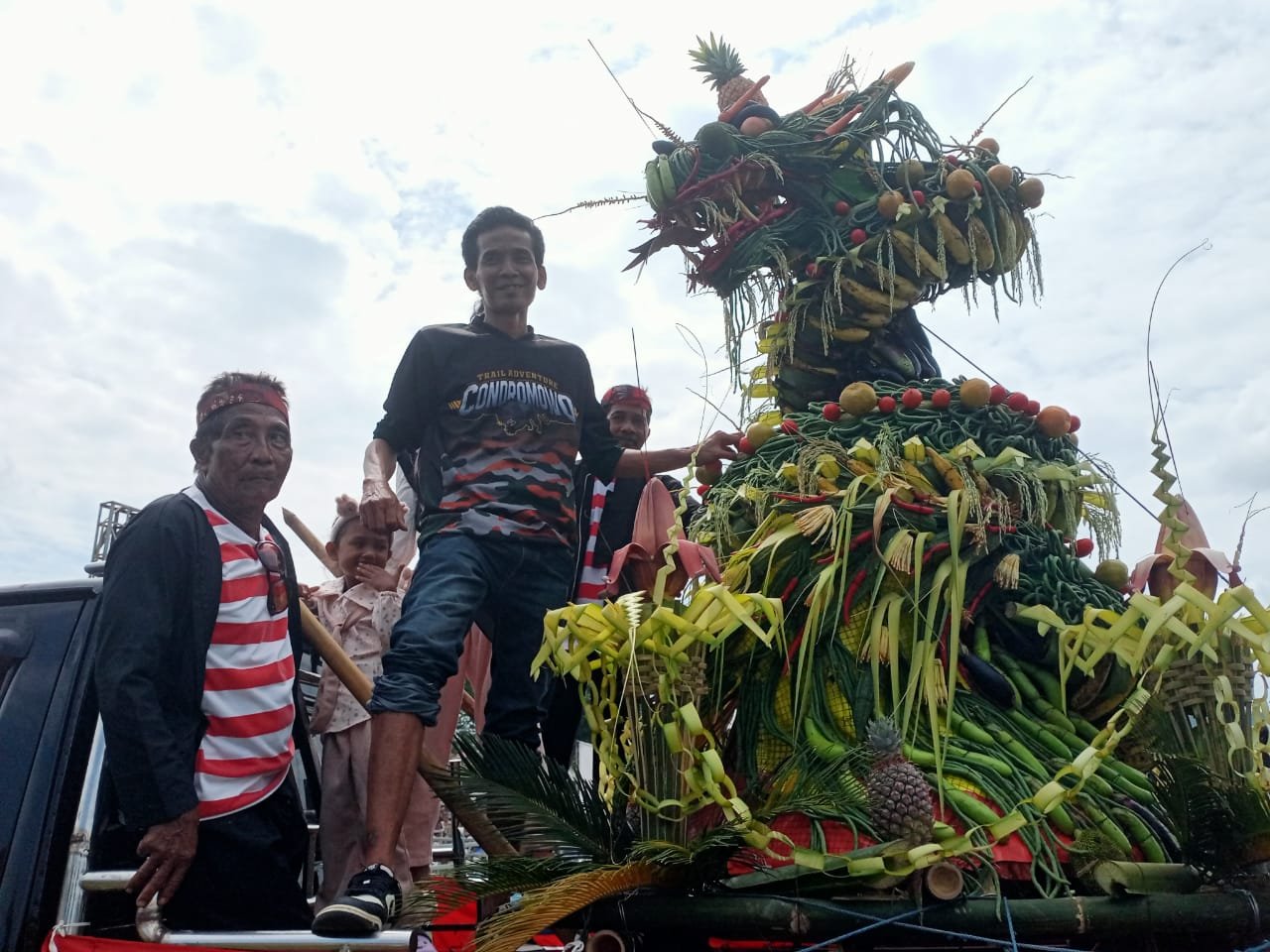 Kepala Desa Lampeji dan warga bersiap mengarak gunungan keliling kampung, Minggu (11/5/2025). (Foto: Istimewa)
