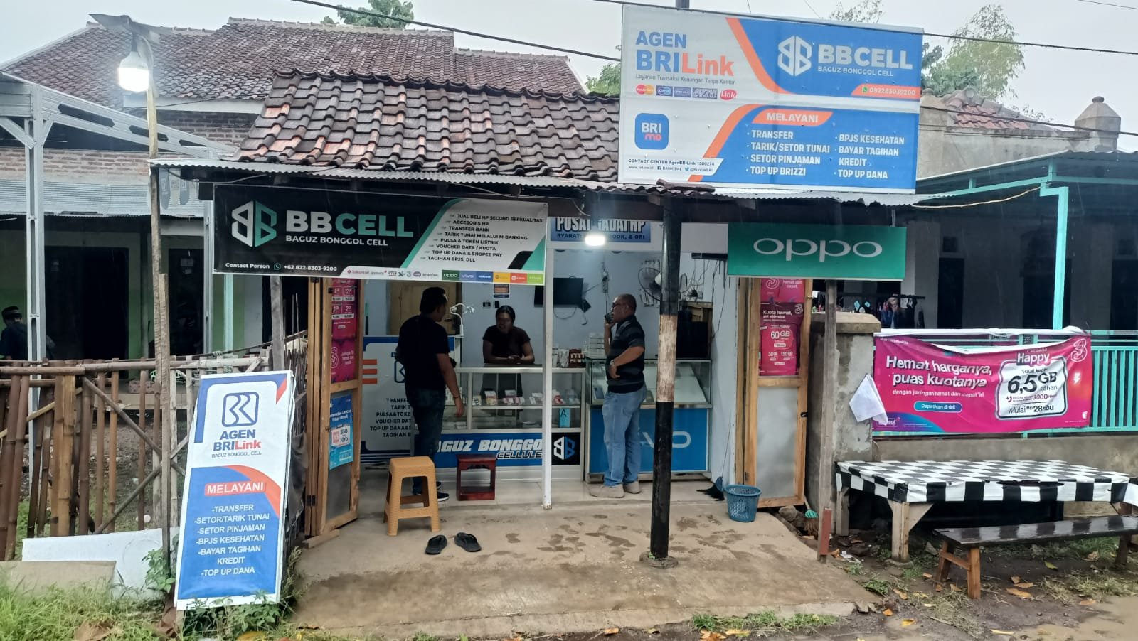 Polisi mendatangi konter BRILink di Desa Kesambirampak, Sabtu (10/5/2025). (Foto: Humas Polres)
