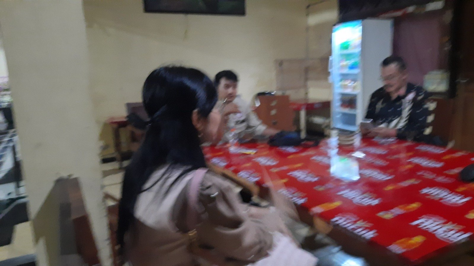 EWT, pelapor dugaan kasus tindak pidana pemalsuan data akta autentik yang dilakukan oleh suaminya berinisial AK saat mendatangi Mapolres Situbondo. (Foto: Fathur Rosi/ZonaIndonesia.co.id)