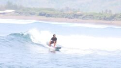 Wisatawan bermain surfing di pantai Pancer, Puger. (Foto: Istimewa)