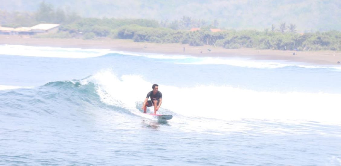 Wisatawan bermain surfing di pantai Pancer, Puger. (Foto: Istimewa)