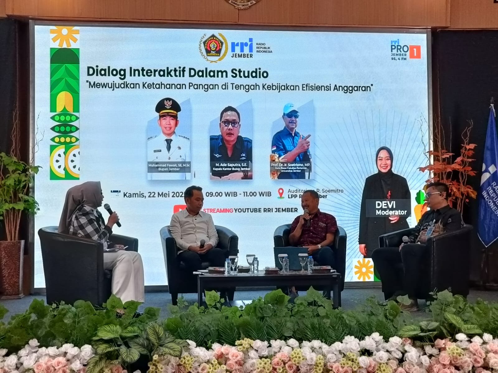 Gus Fawait menjadi pembicara dalam Dialog Interaktif di RRI Jember, Kamis (22/5/2025). (Foto: Teamwork)