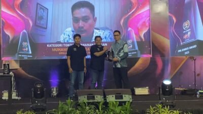 Kepala Bulog Jember menerima penghargaan dari PWI Jember, Jumat (23/5/2025). (Foto: Teamwork)