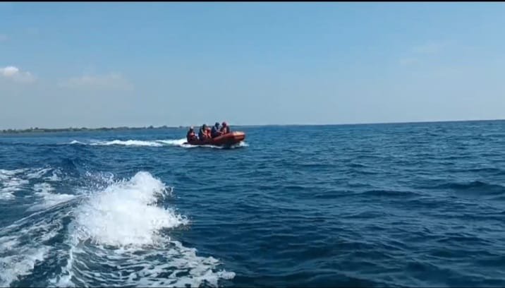 Tim SAR gabungan mencari nelayan tenggelam. (Foto: Humas Pusdalops-PB BPBD Situbondo)