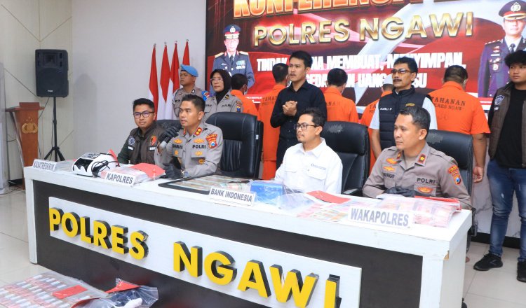 Kapolres Ngawi pimpin konferensi pers ungkap kasus peredaran uang palsu, Jumat (30/5/2025). (Foto: Humas Polres)