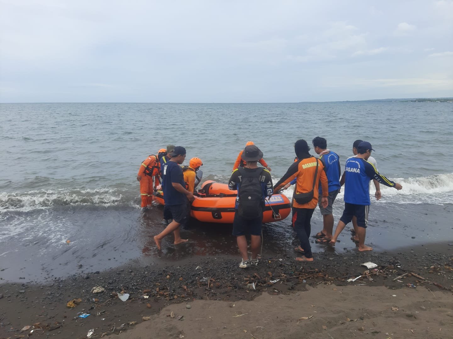 Tim SAR gabungan kembali ke pantai usai mencari nelayan hilang. (Foto: Humas Pusdalops-PB BPBD Situbondo)