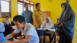 Anggota DPRD Situbondo, Janur Sasra Ananda saat meninjau sekolah Muhammadiyah. (Foto: Demokrat Situbondo)