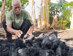 Pak Hos Nyaruki, Pembuat Arang Kayu di Mumbulsari Jember yang Tak Lekang oleh Zaman