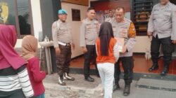 Kapolsek Arjasa memberikan langsung sembako kepada warga. (Foto: Istimewa)