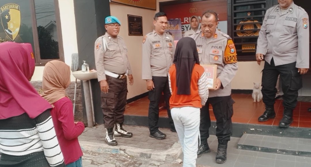 Kapolsek Arjasa memberikan langsung sembako kepada warga. (Foto: Istimewa)