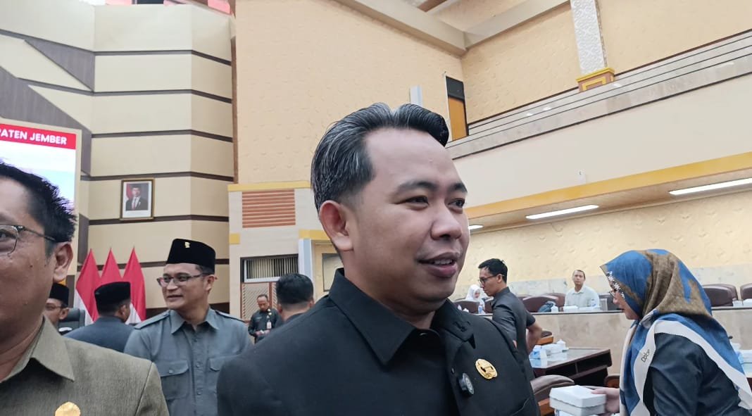 Bupati Jember, Muhammad Fawait, diwawancarai media. (Foto: Zainul Hasan)