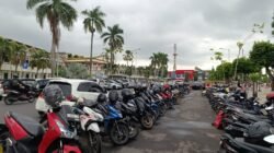 Tempat parkir di sekitar Alun-alun Jember. (Foto: Zainul Hasan)