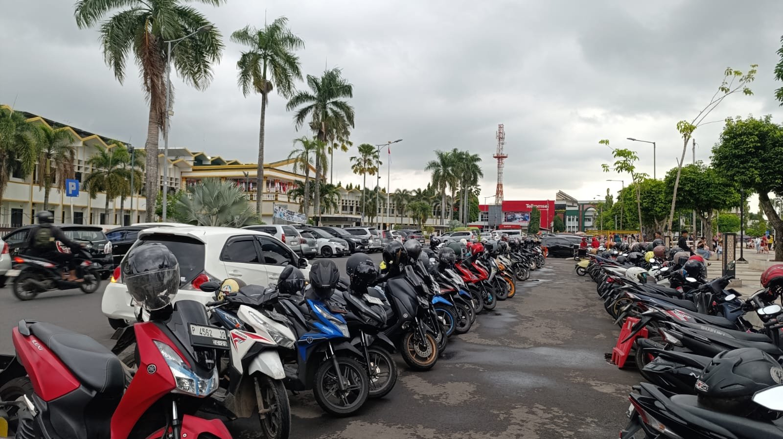 Tempat parkir di sekitar Alun-alun Jember. (Foto: Zainul Hasan)