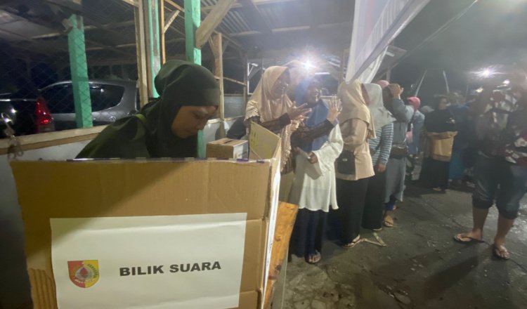 Warga antre memasuki bilik suara dalam pemilihan Ketua RT di Desa Jombang, Sabtu (31/5/2025). (Foto: Istimewa)