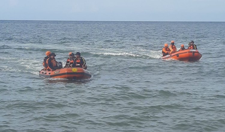 Tim SAR gabungan kembali ke tepi pantai, pencarian nelayan hilang masih nihil. (Foto: Pusdalops-PB BPBD Situbondo)