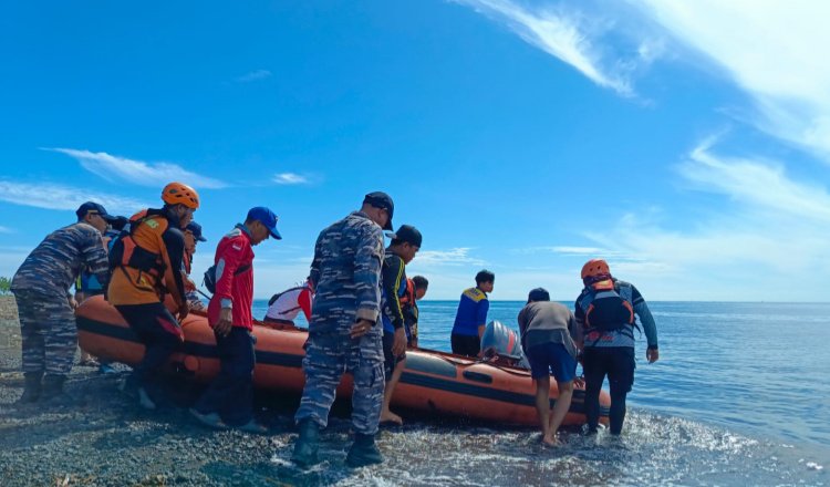 Tim SAR gabungan menepi usai mencari nelayan hilang di perairan Lebuk. (Foto: Humas Pusdalops-PB BPBD Situbondo)