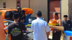 BPBD Jember menyalurkan bantuan pada keluarga korban bencana alam di Desa Baletbaru. (Foto: Dokumentasi Pusdalops-PB BPBD Jember)