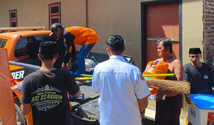 BPBD Jember menyalurkan bantuan pada keluarga korban bencana alam di Desa Baletbaru. (Foto: Dokumentasi Pusdalops-PB BPBD Jember)