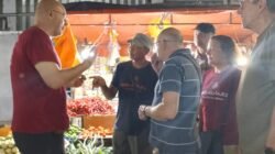 Wisatawan Spanyol berbincang di kawasan pasar Tanjung, Rabu (11/6/2025). (Foto: Dokumentasi Disparbud Jember)