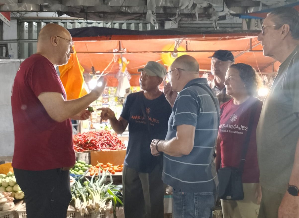 Wisatawan Spanyol berbincang di kawasan pasar Tanjung, Rabu (11/6/2025). (Foto: Dokumentasi Disparbud Jember)