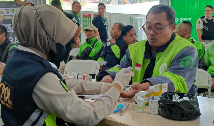Para ojol periksa kesehatan gratis di Mapolresta Malang. (Foto: Humas Polres)