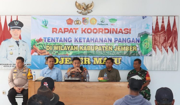 Wakapolres Jember memimpin Rakor di Desa Lojejer. (Foto: Humas Polres Jember)