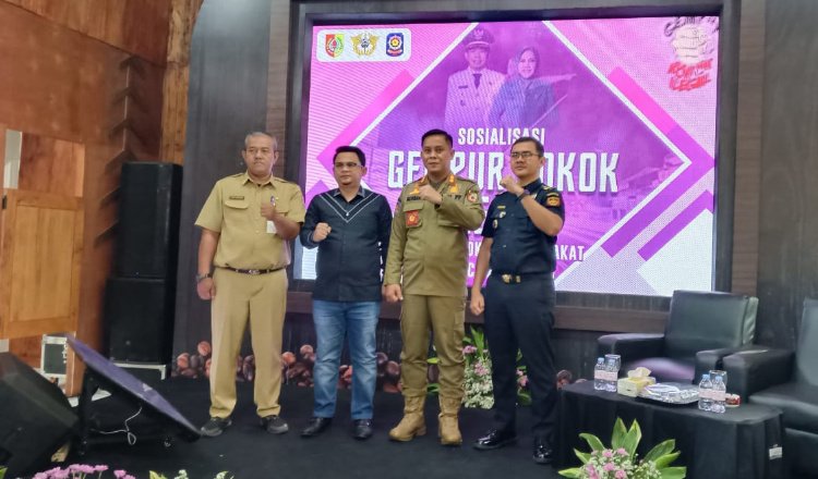 Kepala Satpol PP Jember foto bersama usai sosialisasi gempur rokok ilegal di Kecamatan Silo. (Foto: Istimewa)