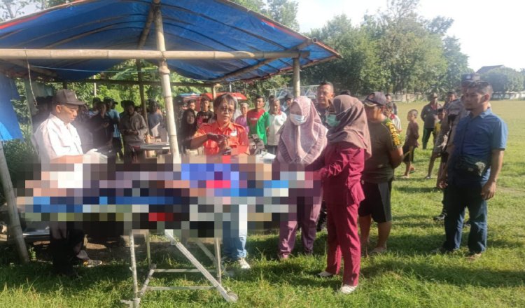 Petugas mengevakuasi jasad Lansia di lapangan Pinggirsari, Selasa (17/6/2025). (Foto: Humas Polres)
