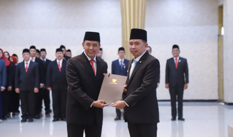 Bupati Jember memberikan SK pengangkatan kepada pejabat eselon II, Kamis (19/6/2025). (Foto: Diskominfo Jember)