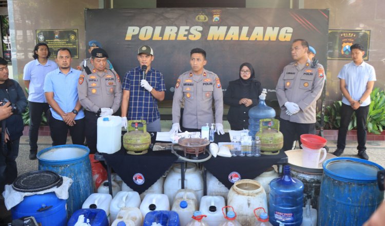 Konferensi pers di Mapolres Malang: ungkap kasus pembuatan miras. (Foto: Humas Polres)