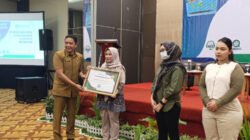Regar Jeane memberikan piagam penghargaan kepada pemenang nominasi dalam acara Awarding BPJS Kesehatan Jember, Senin (23/6/2025). (Foto: Zainul Hasan)