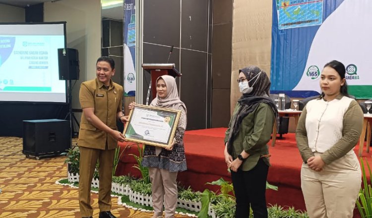 Regar Jeane memberikan piagam penghargaan kepada pemenang nominasi dalam acara Awarding BPJS Kesehatan Jember, Senin (23/6/2025). (Foto: Zainul Hasan)
