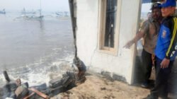 Gelombang Pasang dan Abrasi Rusak Dua Rumah Warga di Pesisir Kapongan Situbondo