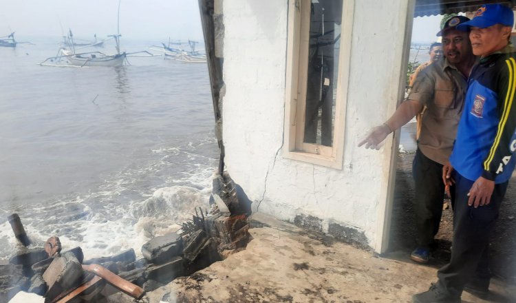 Rumah warga rusak terdampak gelombang pasang pesisir pantai Desa Landangan. (Foto: Humas Pusdalops-PB BPBD Situbondo)