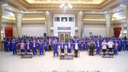 Gus Fawait foto bersama ratusan atlet yang bakal berangkat ke Porprov IX Jatim. (Foto: Dokumentasi Diskominfo Jember)