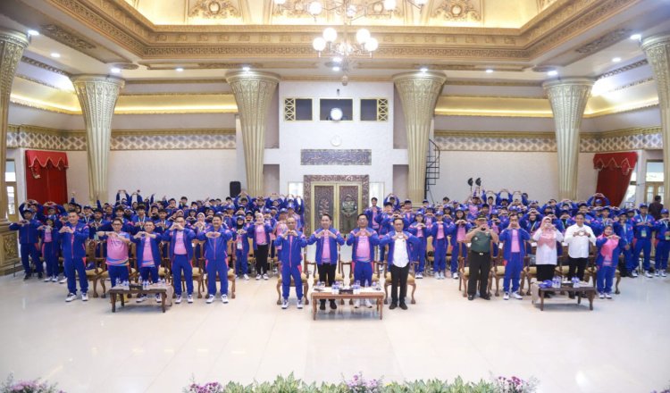 Gus Fawait foto bersama ratusan atlet yang bakal berangkat ke Porprov IX Jatim. (Foto: Dokumentasi Diskominfo Jember)