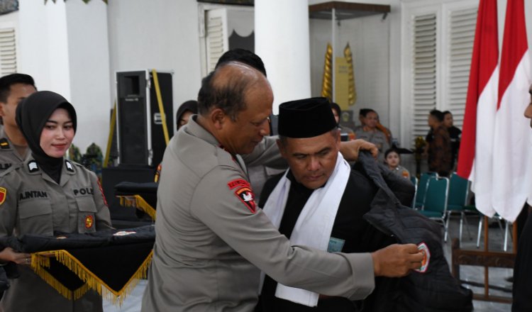Kapolda Jatim memasangkan jaket kepada perwakilan salah satu perguruan silat. (Foto: Humas Polres)