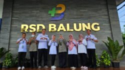 Kepala BPJS Kesehatan Jember foto bersama Sekretaris Dinkes, Kepala RSD Balung, dan stakeholder terkait. (Foto: Dok/PPID Jember)