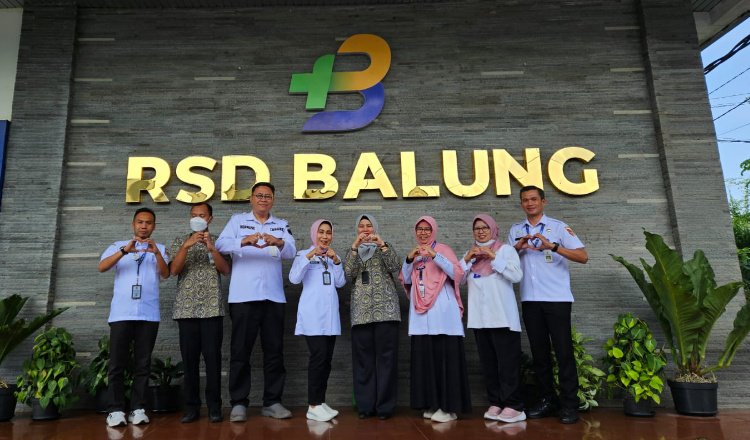Kepala BPJS Kesehatan Jember foto bersama Sekretaris Dinkes, Kepala RSD Balung, dan stakeholder terkait. (Foto: Dok/PPID Jember)