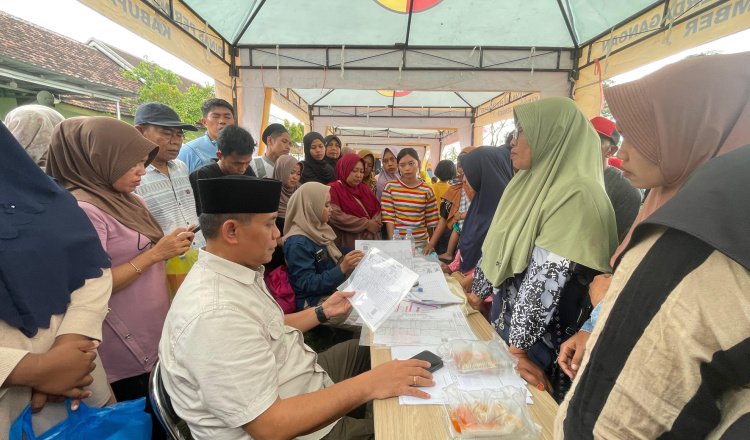 Kepala Disdukcapil Jember memberikan pelayanan Adminduk pada warga. (Foto: Dok/Disdukcapil Jember)